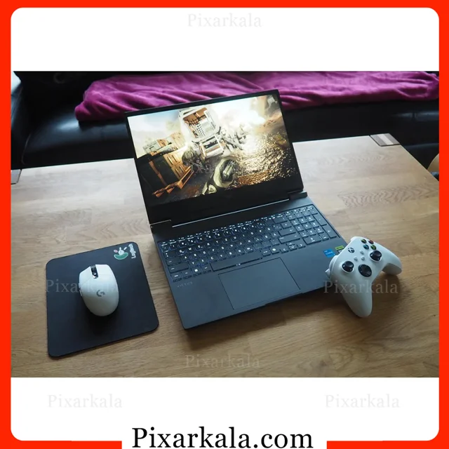 لپ تاپ گیمینگ HP Victus 15-fa2013dx روی میز کار