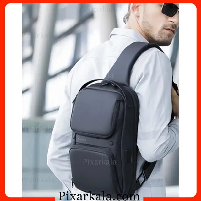 استفاده از کیف رو دوشی بنج 7258 توسط یک آقا در محیط شهری