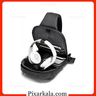 کیف رو دوشی بنج 7258 باز شده با هدفون داخل آن