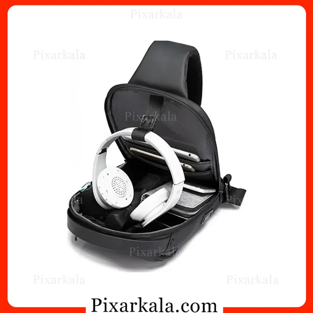 کیف رو دوشی بنج 7258 باز شده با هدفون داخل آن