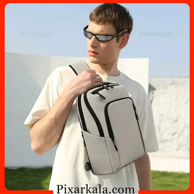 کیف رو دوشی بنج 7868 طوسی روی بدن آقایان
