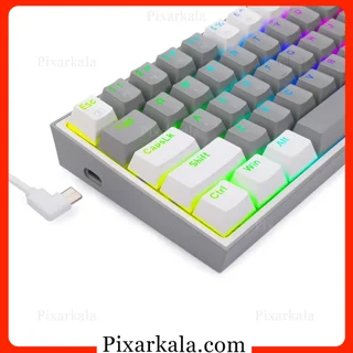 زاویه نزدیک از کیبورد با نور سبز و کابل Type-C